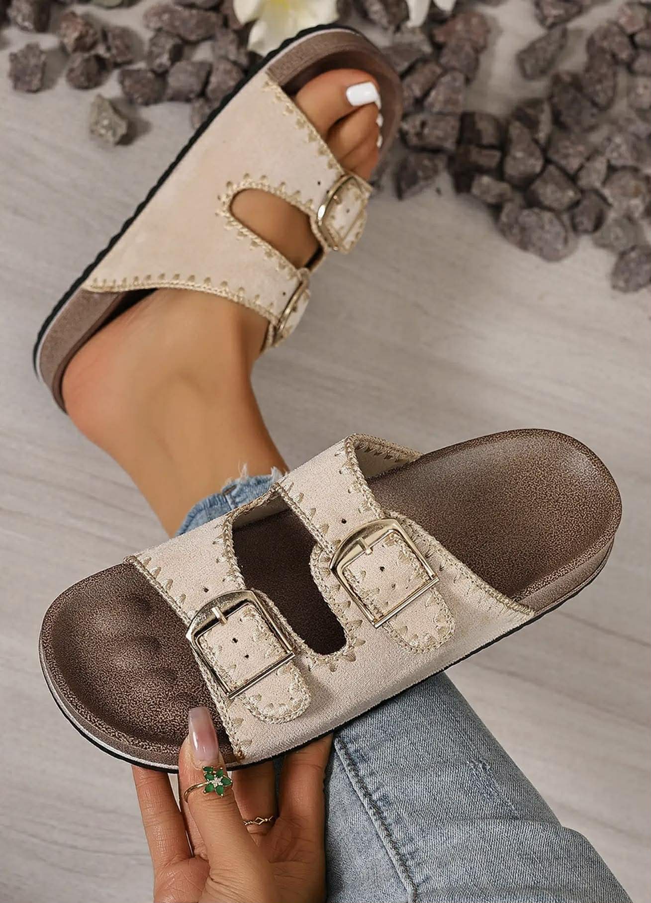 EMBORIDERED TRIM BUCKLE SUEDE SLIPPER